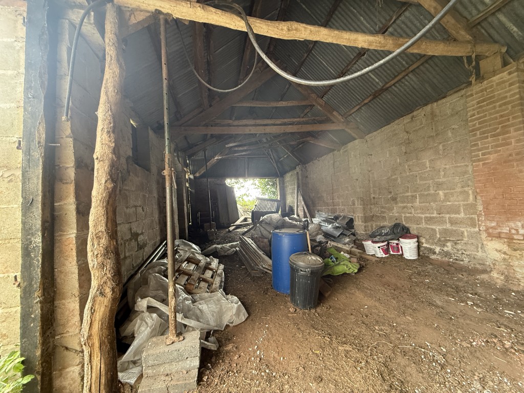 Lot: 67 - BARN WITH PLANNING PERMISSION FOR CONVERSION AND EXTENSION INTO SINGLE DWELLING - Further internal photo